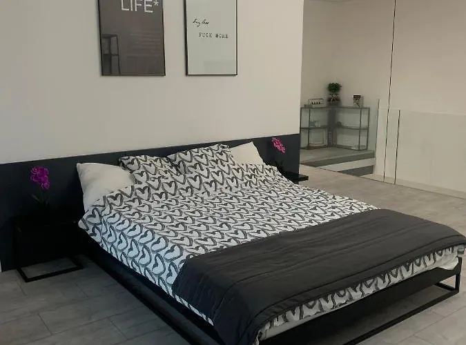 아파트 Two-levels Penthouse With A Garden In The City Center 우치