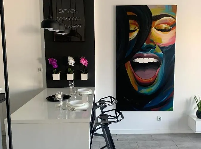 아파트 Two-levels Penthouse With A Garden In The City Center 우치