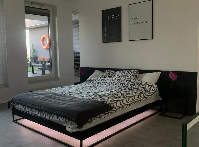 아파트 Two-levels Penthouse With A Garden In The City Center