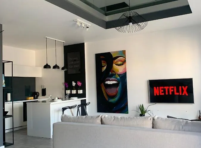 아파트 Two-levels Penthouse With A Garden In The City Center